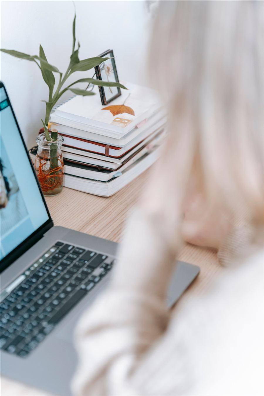 Femme travaillant sur un ordinateur portable